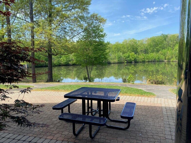 More Photos Of 2820 Waterford Lake Dr, Midlothian Office For Lease