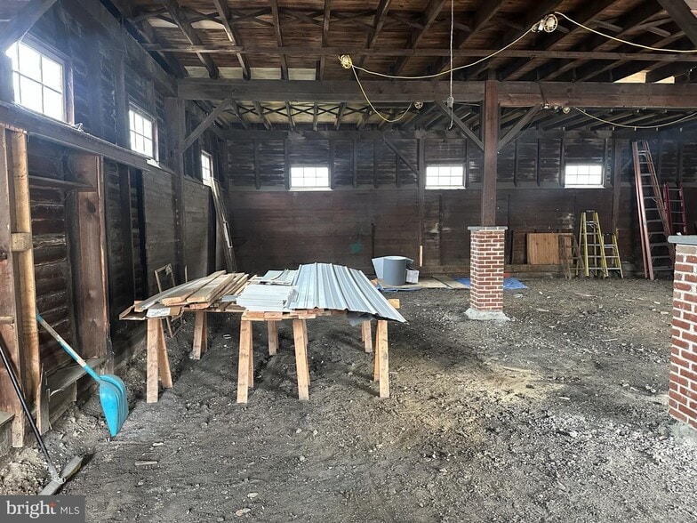 More Photos Of 9 Republic Aly, New Freedom Light Manufacturing For Sale