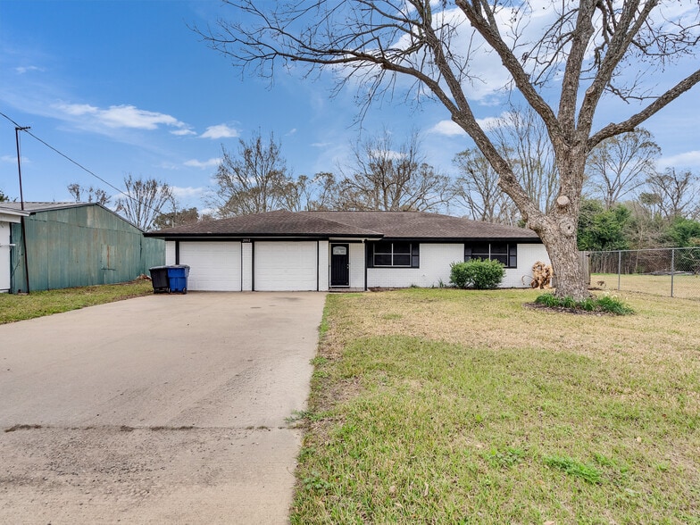 More Photos Of 2002 W Highway 6, Alvin Office For Sale