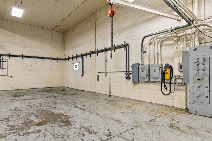 More Photos Of 303 Elgin Ave, Elgin Industrial For Sale
