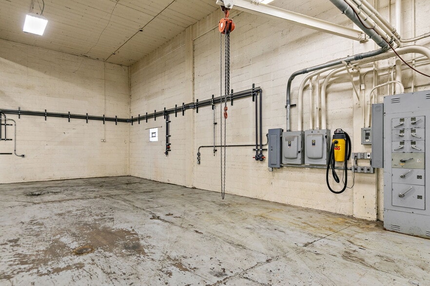 More Photos Of 303 Elgin Ave, Elgin Industrial For Sale