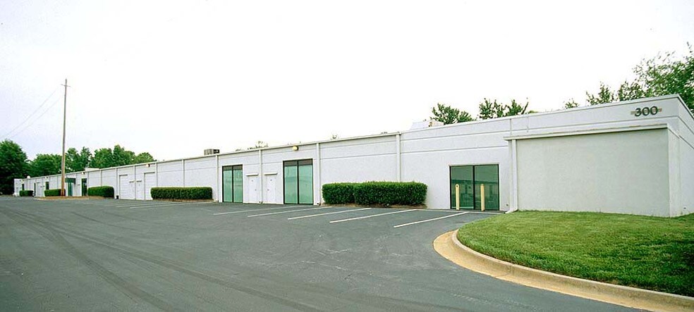 More Photos Of 1800 Sandy Plains Pky, Marietta Unknown For Lease