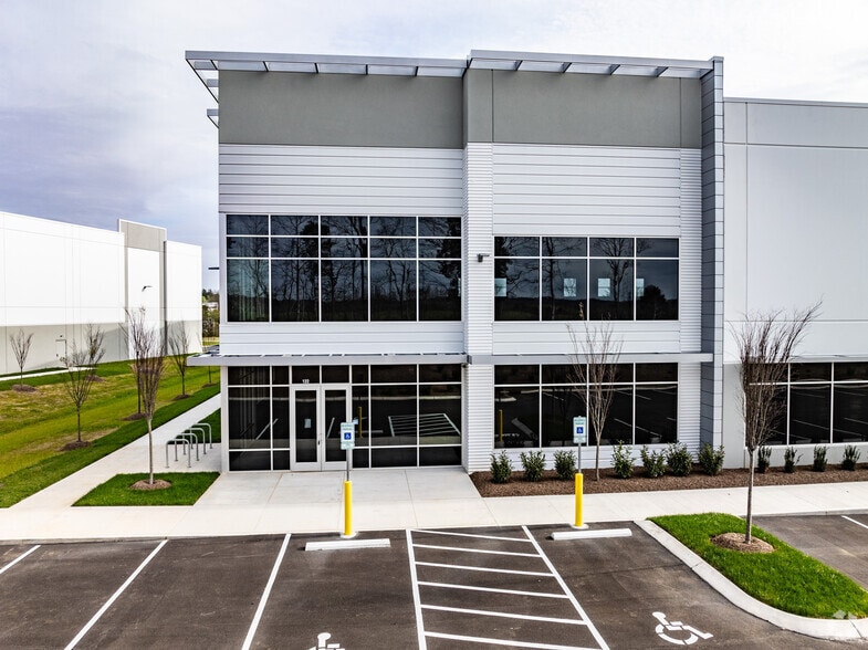 More Photos Of 122 Timberline Dr, Spring Hill Distribution For Lease