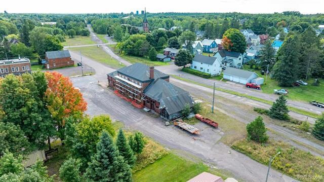 More Photos Of 808 Oak St, Calumet Office For Sale
