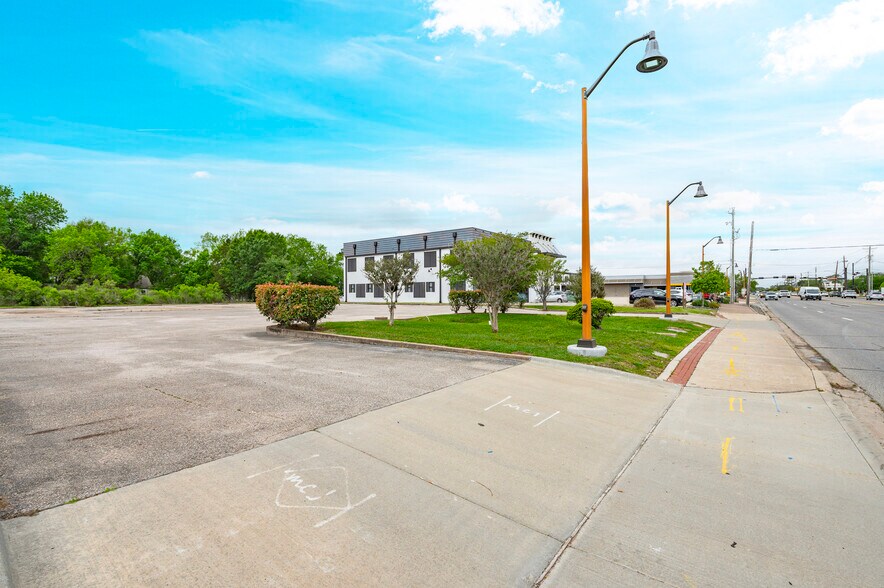More Photos Of 310 Friendswood Dr, Friendswood Land For Lease
