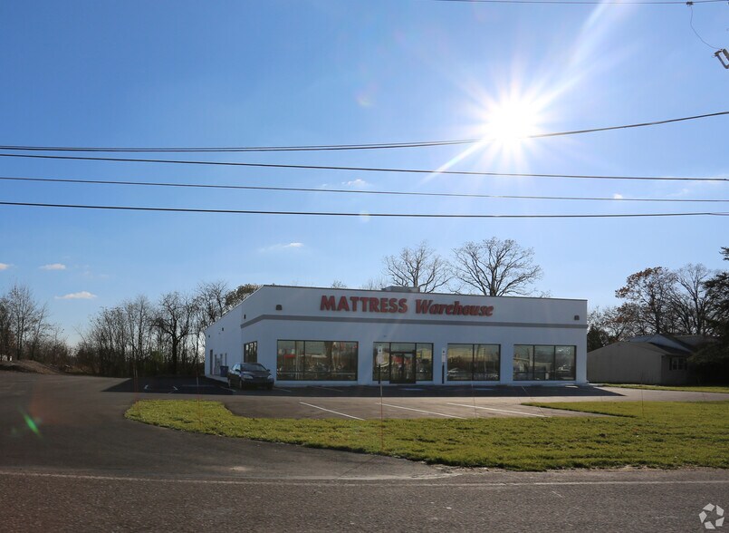More Photos Of 908 Commerce Dr, Pottstown Freestanding For Lease