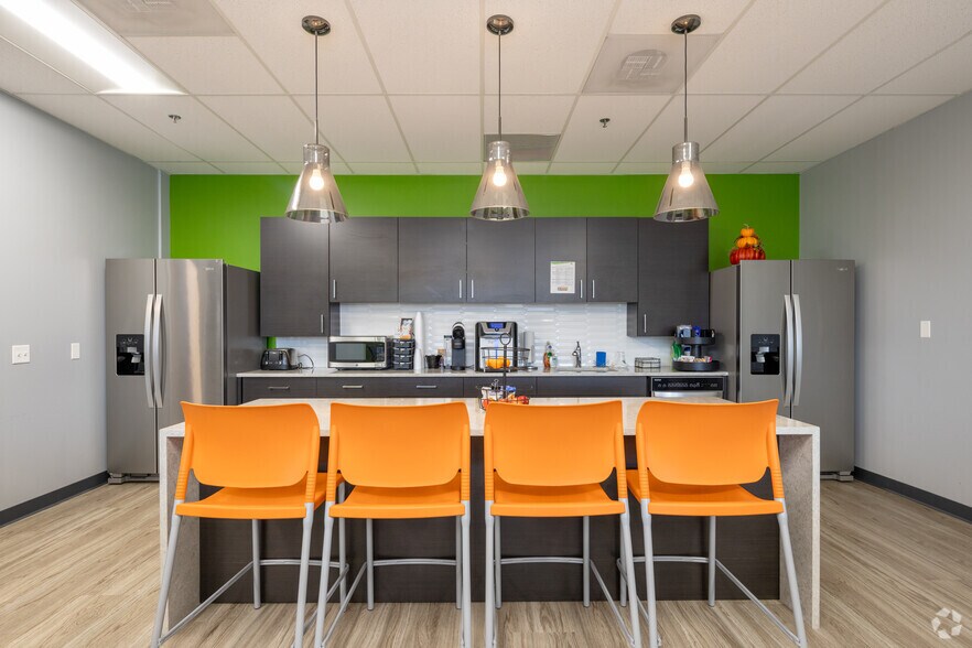 More Photos Of 1391 Corporate Dr, Mchenry Office For Sale
