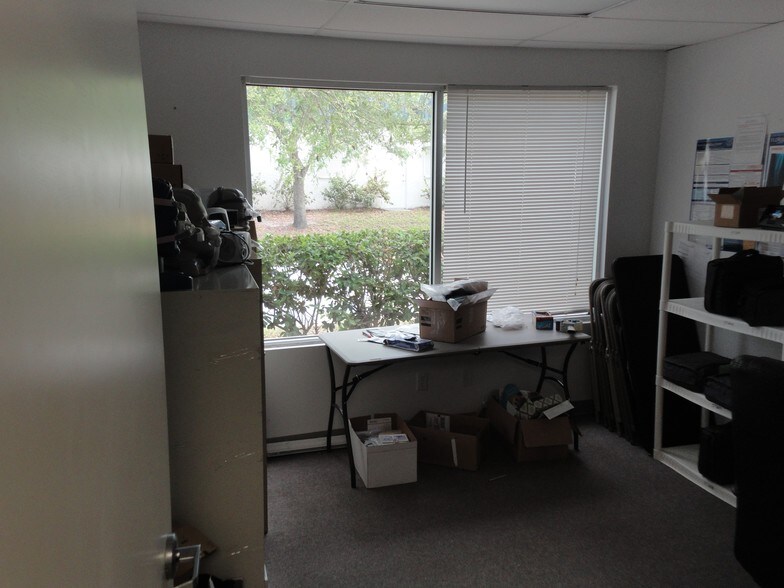 More Photos Of 2427 Porter Lake Dr, Sarasota Flex For Sale