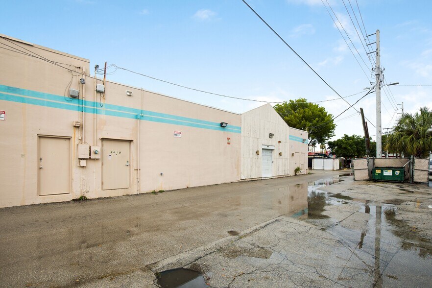 More Photos Of 1400-1410 NE 163rd St, North Miami Beach Freestanding For Lease