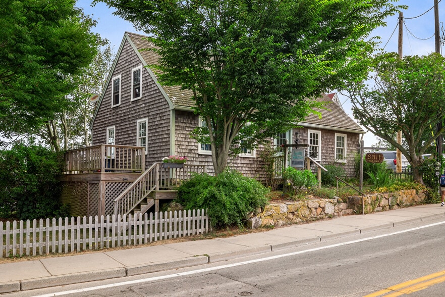 More Photos Of 442 Dodge St, New Shoreham Freestanding For Sale