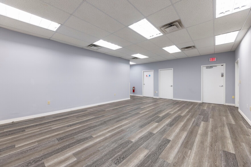 More Photos Of 1320 Eddie Dowling Hwy, Lincoln Showroom For Sale
