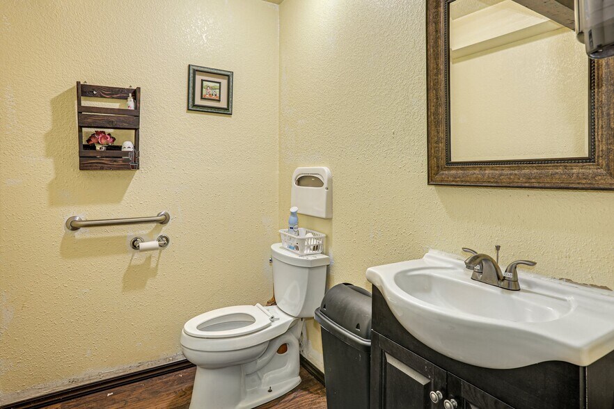 More Photos Of 44618 State Route 20, Concrete Hotel For Sale