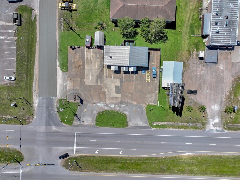 More Photos Of 1220 Highway 124, Winnie Service Station For Sale