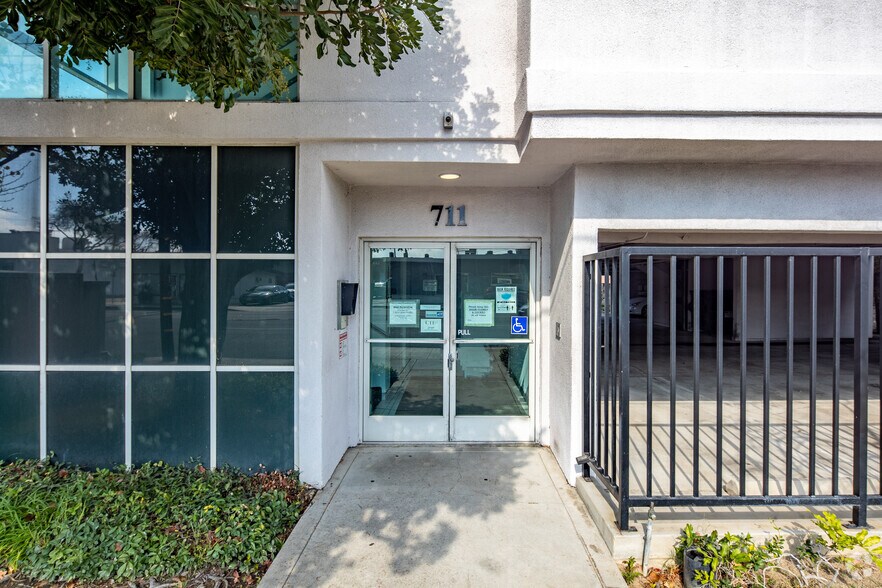 More Photos Of 711 E Wardlow Rd, Long Beach Office For Lease