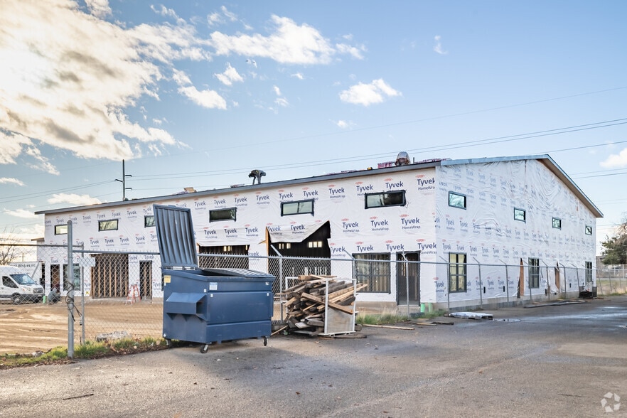 More Photos Of 1093 N Parkinson St, Eagle Light Distribution For Sale