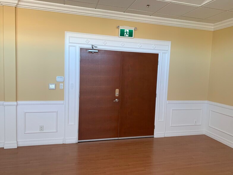 More Photos Of 30475 Cardinal Ave, Abbotsford Office For Sale