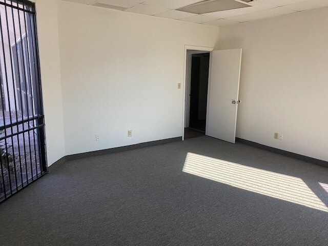 More Photos Of 3334-3432 W Wilshire Dr, Phoenix Warehouse For Lease