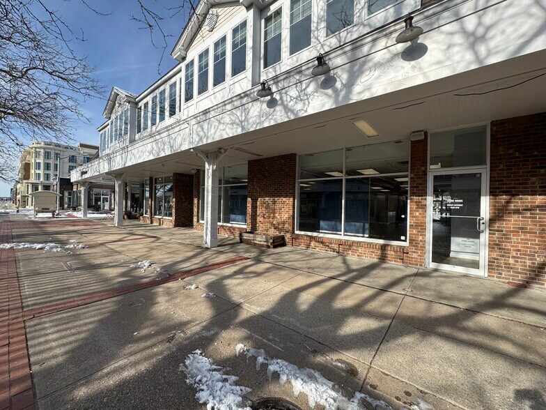 More Photos Of 3-51 Long Wharf Mall, Newport Storefront Retail Office For Lease