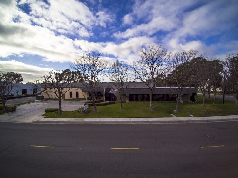 More Photos Of 8 Holland, Irvine Warehouse For Lease