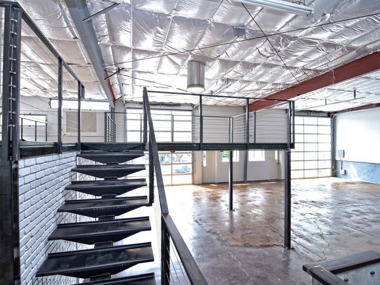 More Photos Of 1106 S 8th St, Austin General Retail For Lease