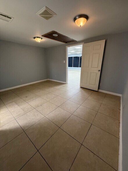 More Photos Of 401-415 Edgebrook Dr, Houston Unknown For Lease
