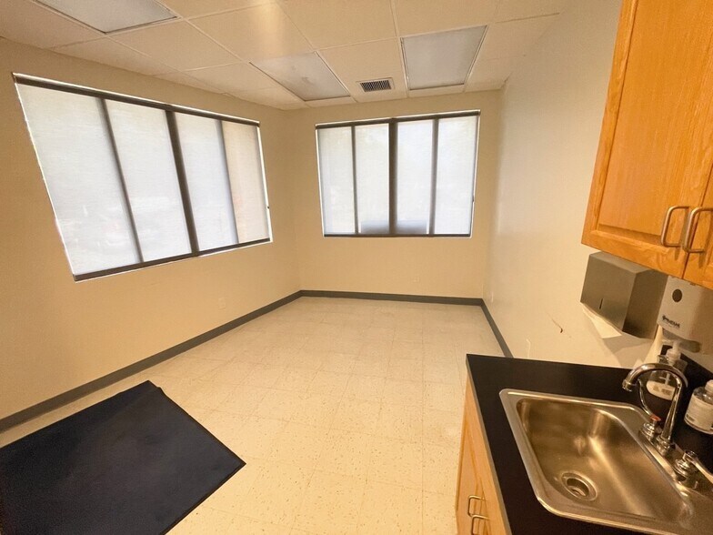 More Photos Of 901 Old Country Rd, Plainview Medical For Lease