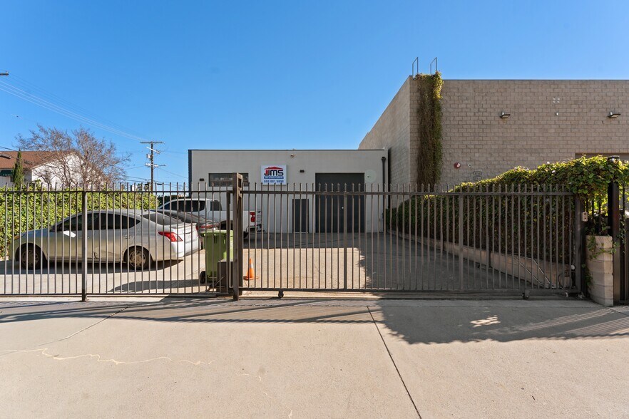 More Photos Of 18522 Gresham St, Northridge Warehouse For Sale