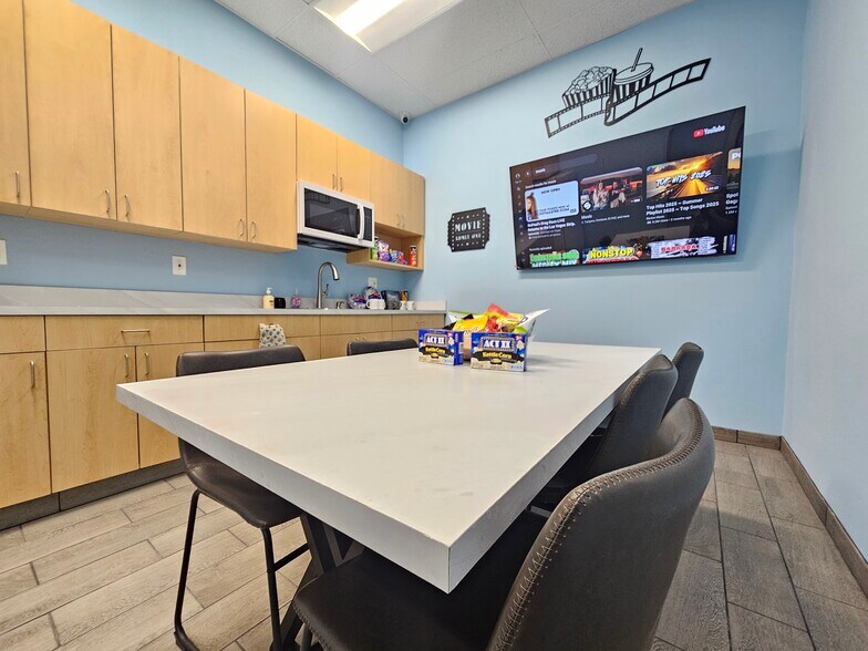 More Photos Of 18224 Parthenia St, Northridge Veterinarian Kennel For Lease