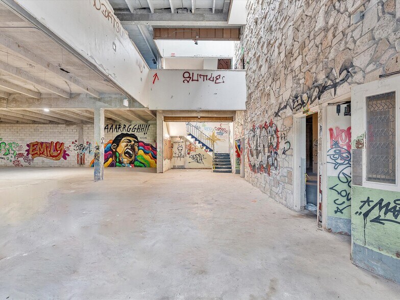 More Photos Of 301 NW 36th St, Miami General Retail For Sale