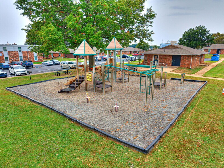 More Photos Of 1220 SE 9th St, Pryor Apartments For Sale