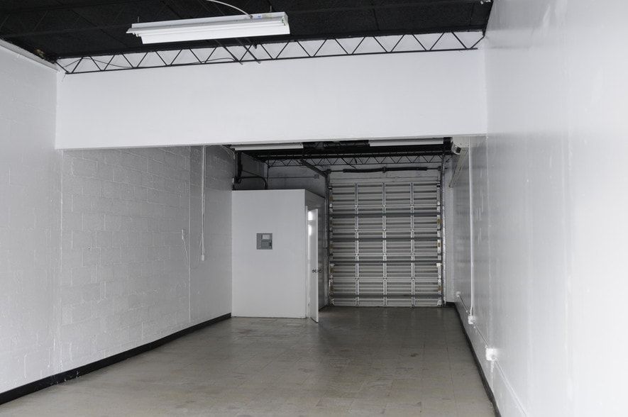 More Photos Of 942-984 S Deerfield Ave, Deerfield Beach Showroom For Lease