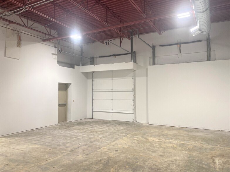 More Photos Of 9201 E Bloomington Fwy, Bloomington Distribution For Lease