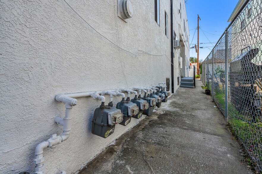 More Photos Of 123 S Westmoreland Ave, Los Angeles Apartments For Sale