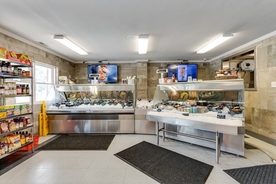 More Photos Of 16552 General Puller Hwy, Deltaville Specialty For Sale