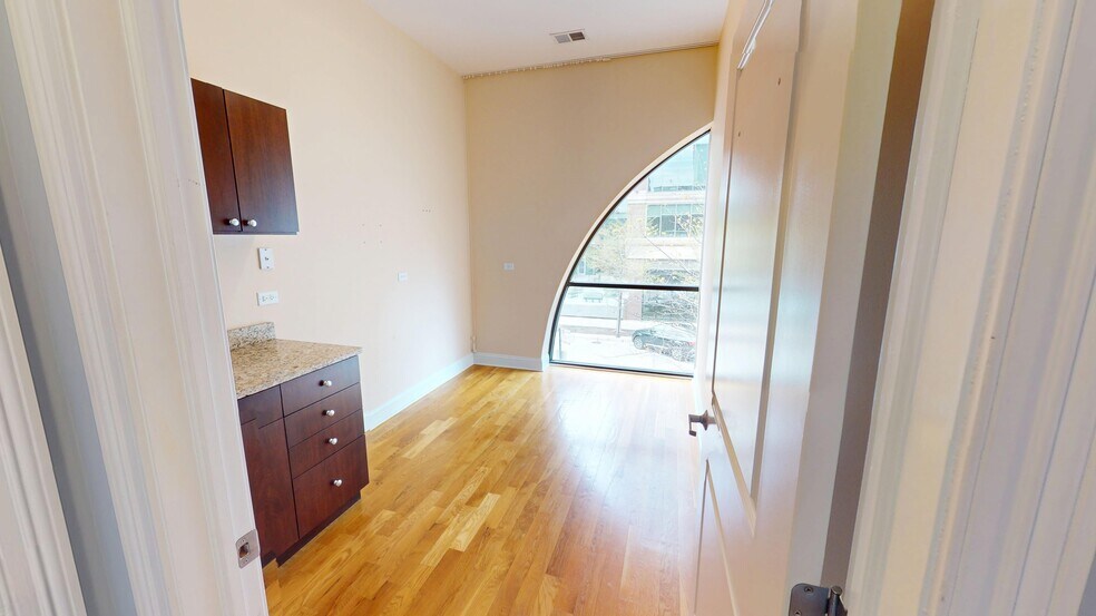 More Photos Of 1009 W Fulton Market, Chicago Storefront Retail Office For Sale