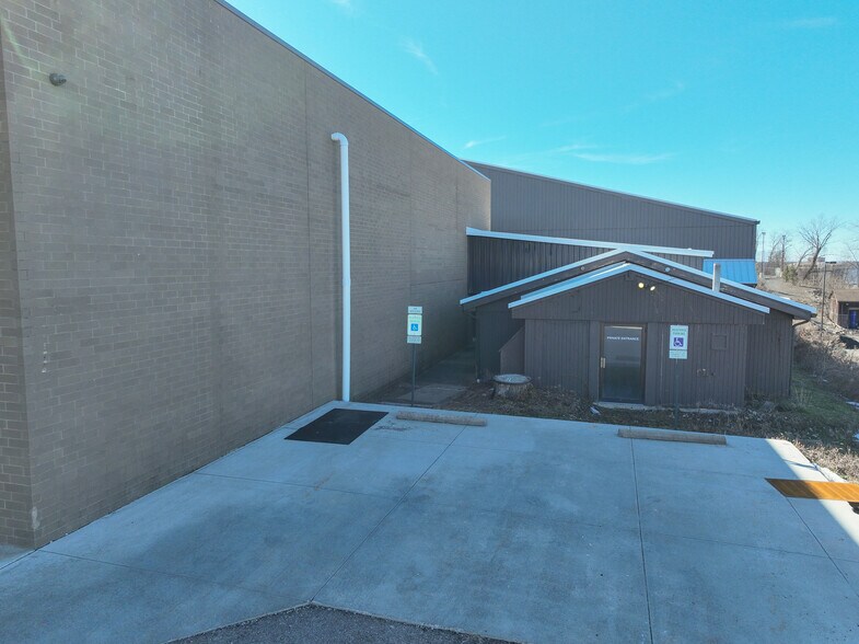 More Photos Of 1 Racquet Ln, Monroeville Sports And Entertainment For Lease