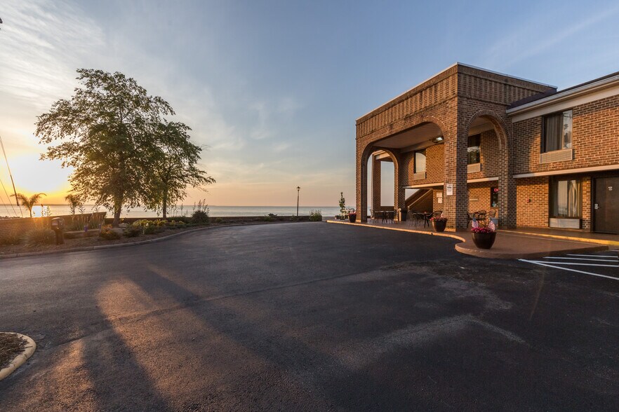 More Photos Of 30 Colonial Ave, Colonial Beach Hotel For Sale