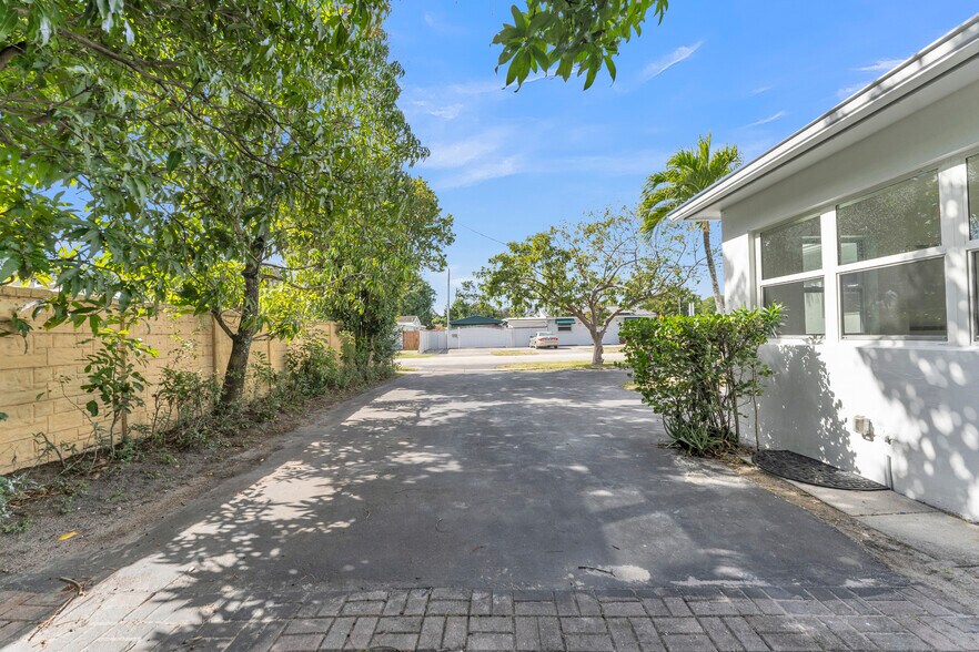 More Photos Of 5820 Sheridan St, Hollywood Office For Sale