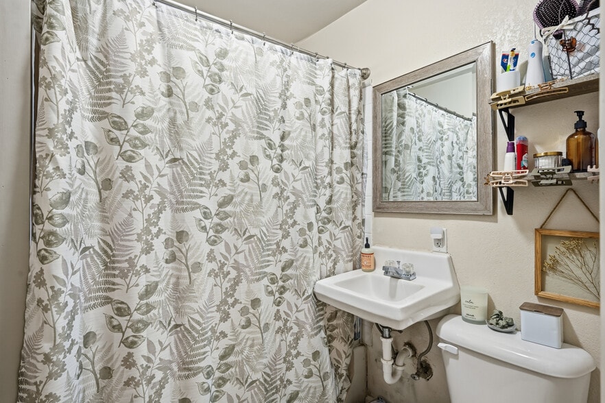 More Photos Of 3511 Redwood St, Clearlake Freestanding For Sale