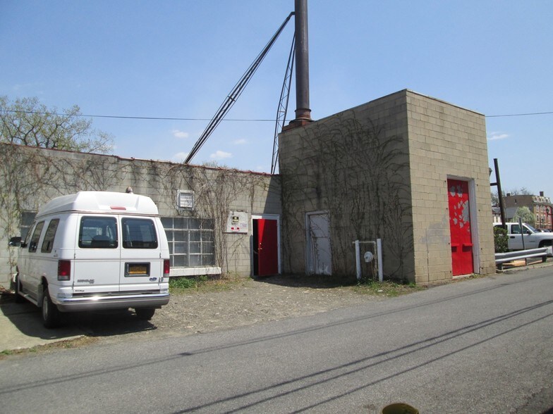 More Photos Of 517-519 Columbia St, Hudson Showroom For Sale