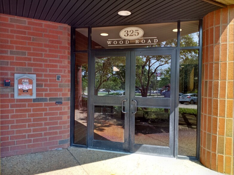More Photos Of 325 Wood Rd, Braintree Office For Lease