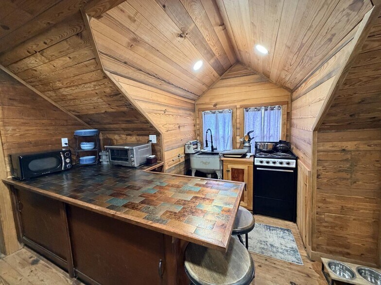 More Photos Of 114 Dogwood Ave, Middleton Auto Repair For Sale