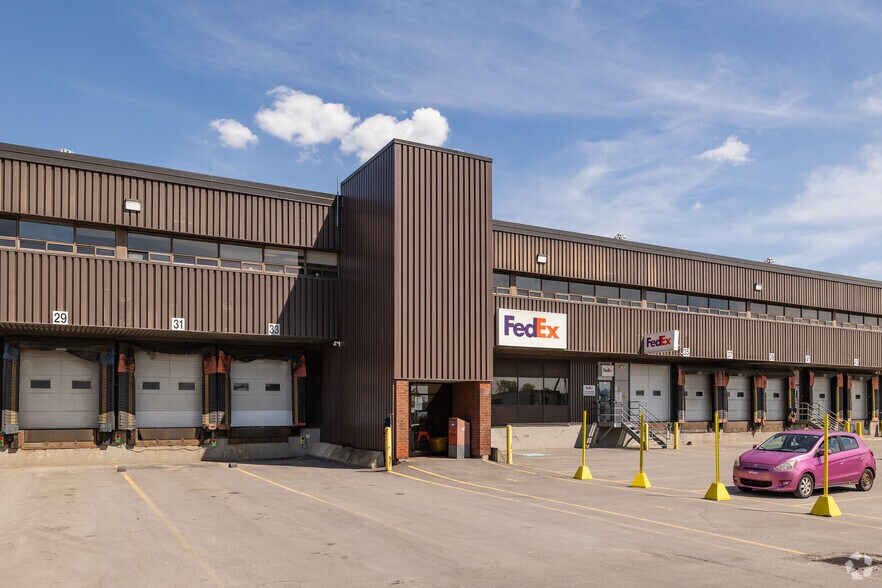 More Photos Of 12005 Raymonde-de Laroche, Mirabel Distribution For Lease