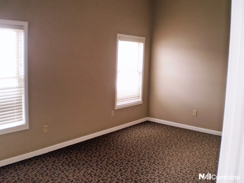 More Photos Of 10 Northwest Ave, Tallmadge Office For Sale