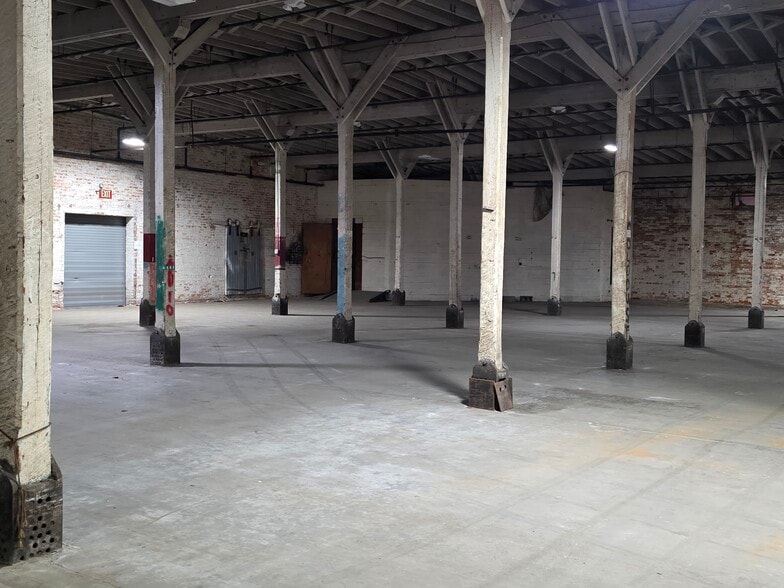More Photos Of 827 Douglas Ave, Portsmouth Warehouse For Lease