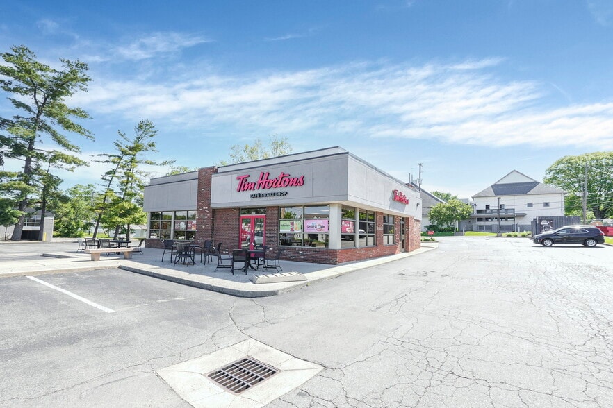 Primary Photo Of 5470 N High St, Columbus Fast Food For Sale