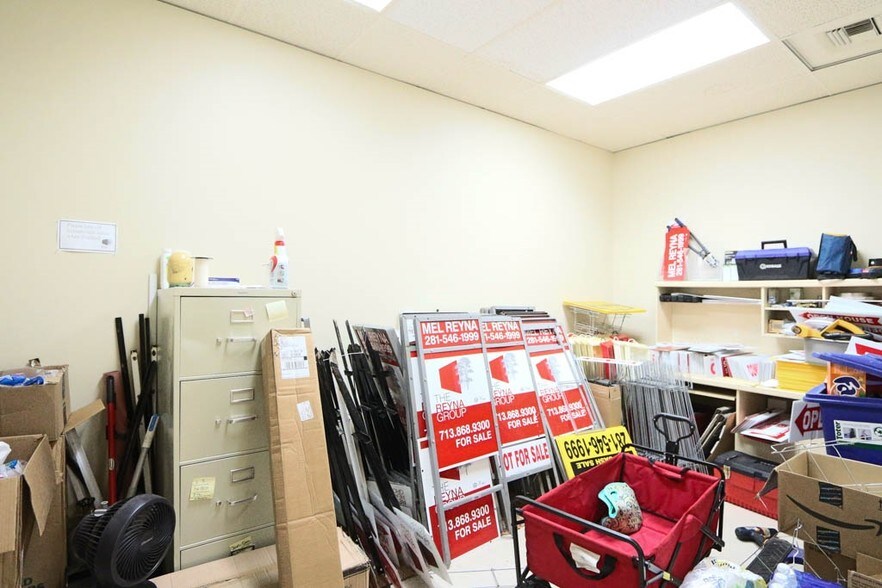 More Photos Of 2020 N Loop Fwy W, Houston Office For Lease