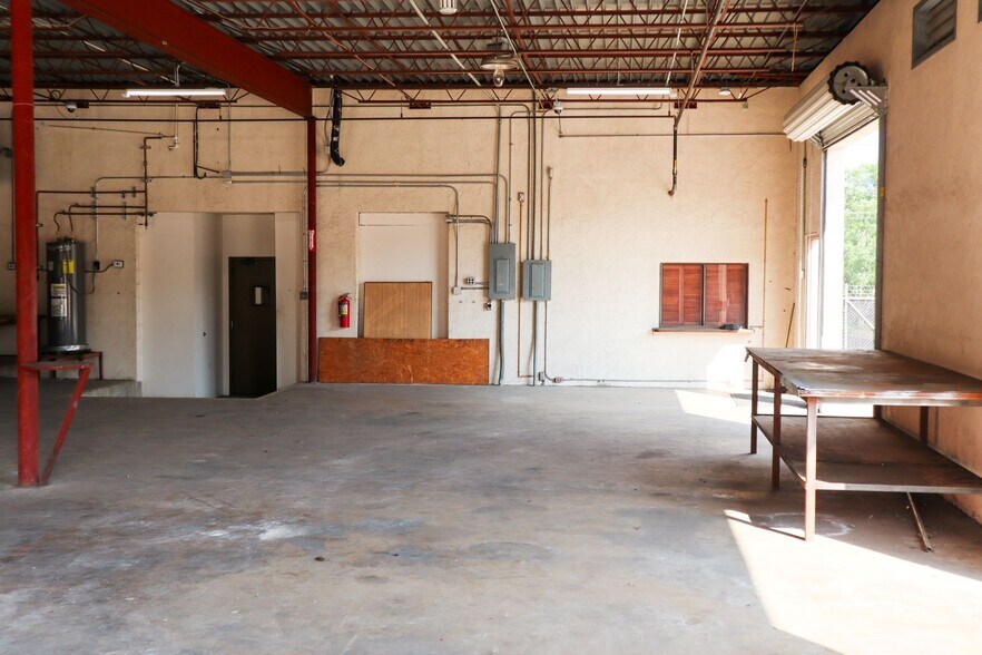 More Photos Of 9807 McCullough Ave, San Antonio Showroom For Sale