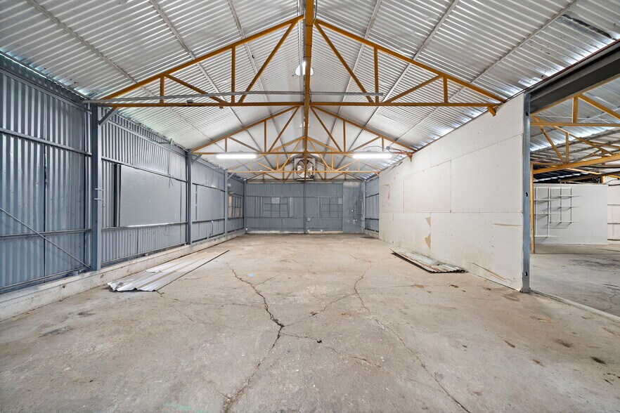More Photos Of 120 N Bryan St, Houston Warehouse For Lease