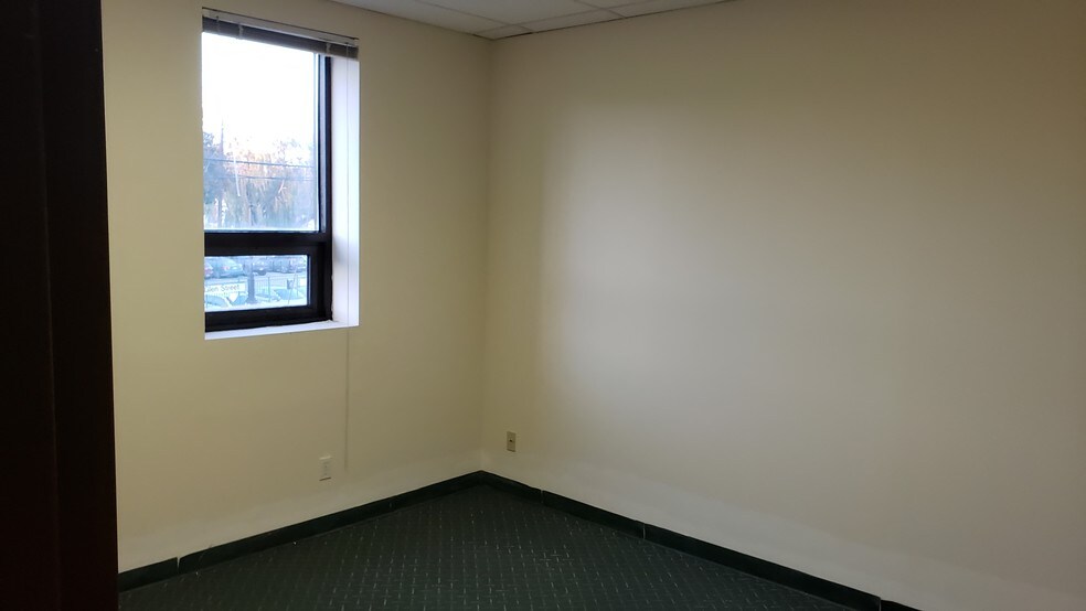 More Photos Of 4 Cedar Swamp Rd, Glen Cove Office For Sale